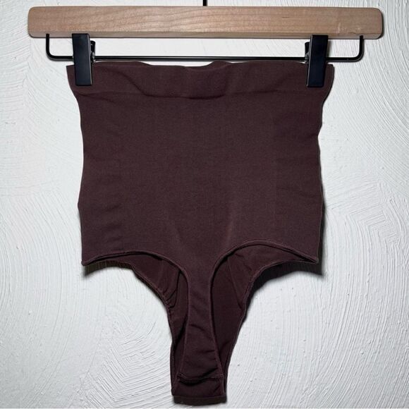 SKIMS Seamless Sculpt High-Waisted Thong in Cocoa - Picture 2 of 5